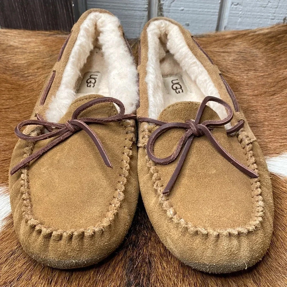 Womens UGG winter slippers size 7 check them out very nice thanks 🙏 - Picture 2 of 8